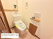 いつでも快適に使える温水洗浄便座を設置！リモコンが壁面に設置されているのが使っていて便利を実感します！