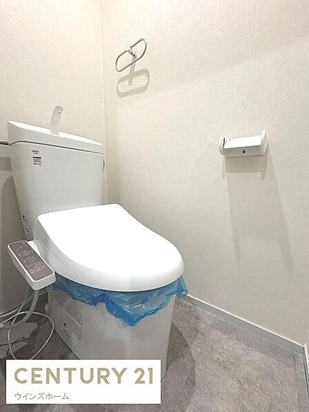 温水洗浄便座付きで快適な使い心地。シンプルなデザインで毎日のお手入れも簡単です。