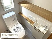 温水洗浄便座付きの機能的なトイレは新規交換済。嬉しい手洗いユニット付です！