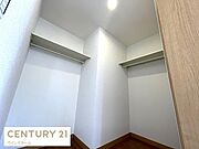 大型ウォークインクローゼットが設置されています！季節ものもたっぷり収納でき、お部屋がスッキリ片付きます！