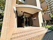 エントランスはオートロックシステム搭載！不審者や空き巣が侵入しづらくなり防犯性が高くなります！またセールスや勧誘を回避できるのが嬉しいですね。