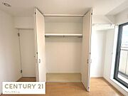 クローゼットが設置されています！荷物を置く場所が確保されるのでお部屋の整理整頓もしやすくなり、快適な空間をつくりあげます！