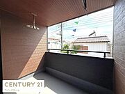 十分な奥行を確保した開放感溢れる2Fバルコニーは洗濯物も干しやすいです！屋根付きで急な雨から洗濯物を守ります！