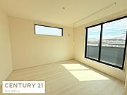 バルコニーに面した明るい洋室は約7.5帖。ベッドを置いてもゆとりある広さで寝室にぴったりです！クローゼット付きでお部屋がスッキリ片付きます。