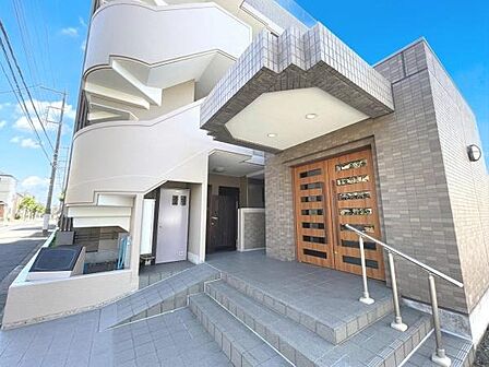 エントランスはオートロックシステム搭載!不審者や空き巣が侵入しづらくなり防犯性が高くなります!またセールスや勧誘を回避できるのが嬉しいですね。