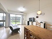 室内を白×茶でまとめた住み手の感性が映えるシンプルモダンなLDKは団らんの空間にピッタリ！ワイド・ウインドウで明るく開放的なご家族が自然と集まるリビングです。※CGで家財道具を消しています