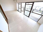 室内を白×茶でまとめた住み手の感性が映えるシンプルモダンなLDKは団らんの空間にぴったり！大きな窓が並んで配置されているので明るく開放的！ご家族が自然と集まる憩いのリビングになりそうです。