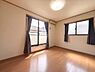 洋室：お金では買えない陽当たりを重視した全室南向きプランです！明るい陽光が差し込み心地よい風が通る快適空間となっています。 ※GC加工で家財道具を消しています