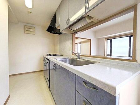 お料理中もリビングの様子がわかる対面キッチン。収納もたっぷりあるので調理器具の整頓に便利です!窮屈感を感じないように配置されたキッチンスペースで快適にお料理ができます。※CGで家財道具を消しています