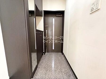 家の第一印象を決めるエントランスはいつもキレイにしておきたいもの。そこで玄関には収納力の高いシューズボックスを完備しました!姿見付きなのでお出かけ前の最終チェックもばっちりです!