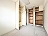洋室：こちらのお部屋は収納がたくさんあるので荷物がすっきり片付きます！居住スペースを広く確保できる快適なプライベート空間です。