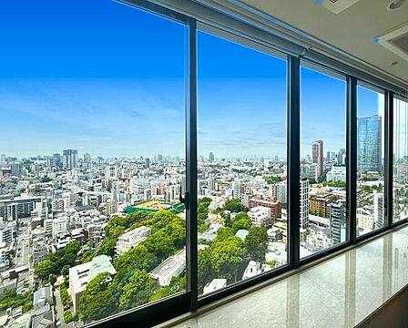 毎日高台からの眺望を臨める気持ちの良いリビング。
