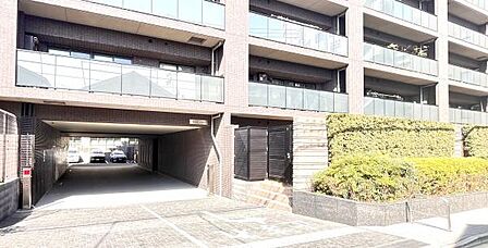 駐車場へのエントランス
