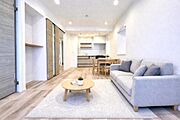 角住戸×リノベーション済のため、明るさと快適さをすぐに実感いただける住まいです。周辺には商業施設も充実しており、生活利便性の高さも魅力です。※家具はCGです。販売価格には含まれません。