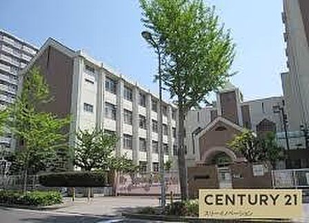高見小学校まで437m