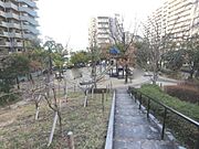 【敷地内公園】敷地内に遊具も備えた公園があります。