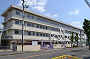 寝屋川市立木田小学校まで974m