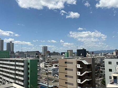 【現地からの眺望】バルコニーからの眺め。8階部分ならではの良好な眺望で、青空が広がる開放感を楽しめます。