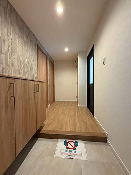 【玄関】靴を履き替えやすい、ゆとりある広さの玄関。