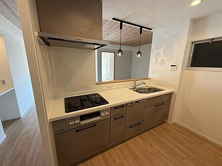 【キッチン】3口コンロとグリルを備えた使い勝手の良いシステムキッチン。食器洗い乾燥機付きで、食後の片付けもスムーズです。