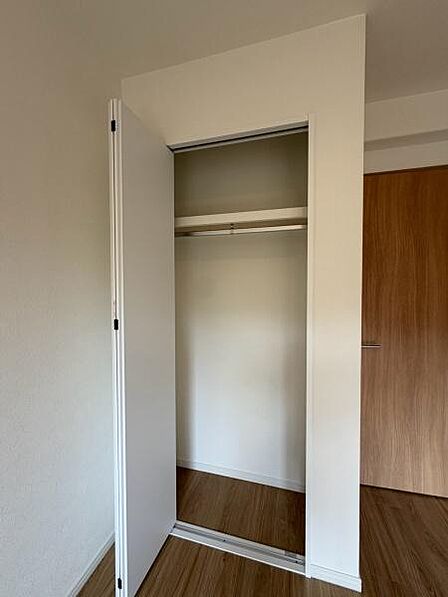 【収納】ハンガーパイプと棚を備え、丈の長い衣類や小物類も収納しやすい機能的な収納スペースです。