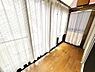 室内：【サンルーム】陽当たりが良く、心地よい光に包まれるサンルーム。洗濯物干しはもちろん、観葉植物を並べて緑を楽しむインナーテラスとしても利用できます。