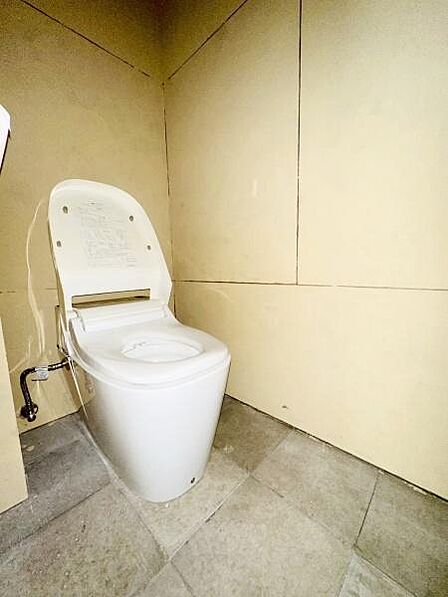 【トイレ】タンクレスの温水洗浄便座のトイレです。