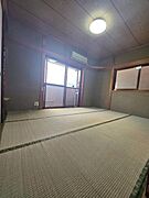 【和室】温かみのある和室。押入収納付き。※ＡＩを使用し動産物を消去した画像です。