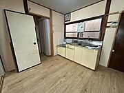 【キッチン】勝手口のあるキッチン。※ＡＩ加工により荷物を消しています
