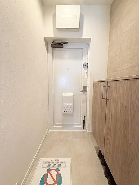 【玄関】シューズボックス付きで靴が収納でき、玄関回りをすっきりと見せることができます。