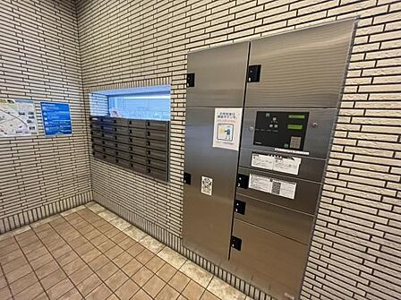 宅配ボックス完備!留守でも安心して荷物が受け取れますね。