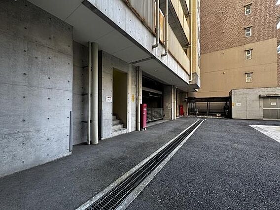 敷地内駐車場で...
