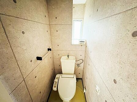 窓付き温水洗浄便座付きのトイレです!