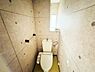 トイレ：窓付き温水洗浄便座付きのトイレです！