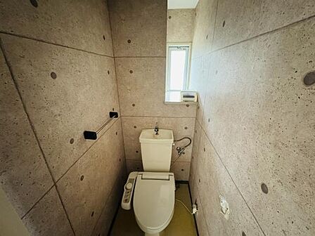 窓付き温水洗浄便座付きのトイレです!