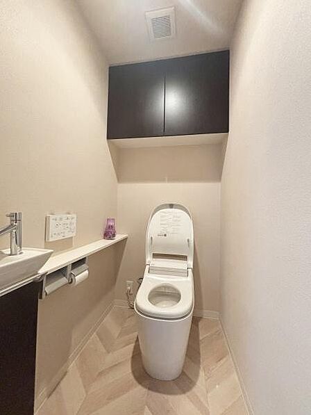 トイレです！収納棚ございます！