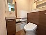 トイレ：温水洗浄便座付きのトイレです！※生成AIにより、小物等撤去しております。