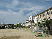 寝屋川市立第六中学校まで1788m