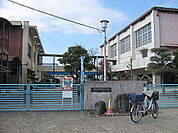 交野市立郡津小学校まで861m