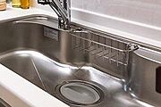同仕様写真。シンク。シンプルな形状にこだわったシンク。排水口は汚れが簡単に取り除ける浅型形状で水栓から落ちる水音や水はね音を軽減します。