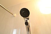 同仕様写真。ボタンを押してシャワーのお湯をとめられます。節水につながります。