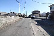 別方向からの前面道路の様子