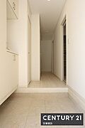 【　玄関　/　entrance　】白を基調とした清潔感あふれる玄関は、ゆとりある広さで帰宅・来客を心地よく迎えてくれます！シューズボックス完備