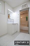 【　洗面所　/　Washroom　】明るくゆとりのある洗面所はしっかり収納できる洗面化粧台完備。忙しい朝もストレスフリーに身支度できますね！