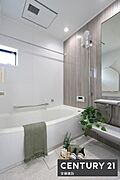 【　2階浴室　/　Bathroom　】ゆったりと至福のバスタイムを過ごせそうな清潔感ある浴室浴室暖房乾燥機が備わっており換気しやすく、冬場は過度な温度差を防げます