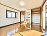 寝室：【　寝室　/　8帖　】南向きバルコニーに面した採光豊かな寝室！ダブルベッドを置いてもゆとりある寝室はご夫婦でお使いいただける空間