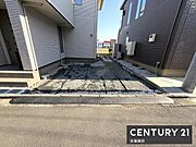【　駐車場　/　parking　】並列2台可能な駐車スペースご夫婦それぞれのお車をお家の前に停めることができます※車種制限有
