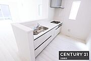 【　キッチン　/　Kitchen　】リビングを見渡せるオープンキッチンで、お料理の受け渡しもスムーズ！