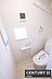 トイレ：【　トイレ　/　toilet　】明るく清潔的なウォシュレット付きトイレ開閉がしやすい窓位置で換気や窓自体の掃除もしやすいのがポイント！