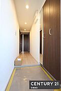 【　玄関　/　entrance　】白を基調とした清潔感あふれる玄関空間に広がりを感じられるミラー付シューズボックス完備